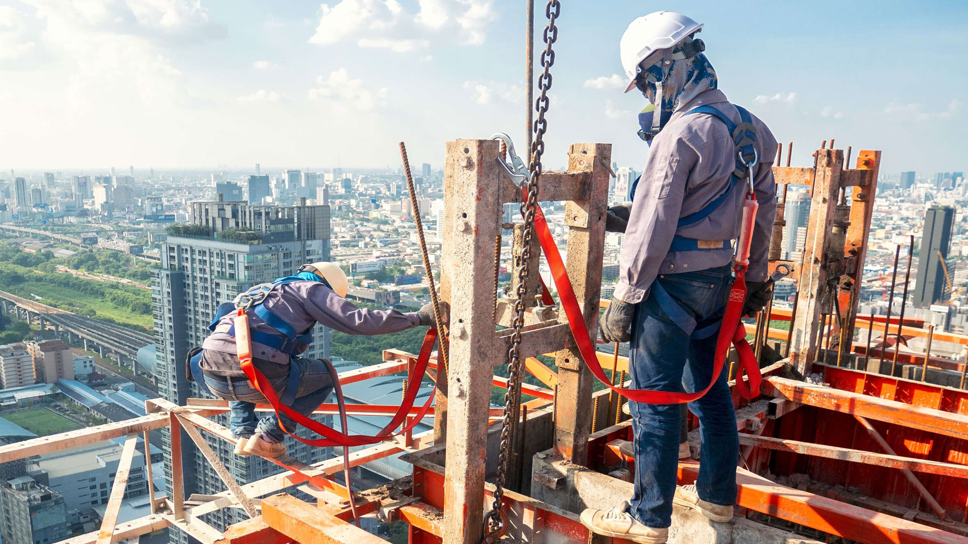 Safe working. Рабочие на стройке. Risks at Construction. Work at height. Working at height.